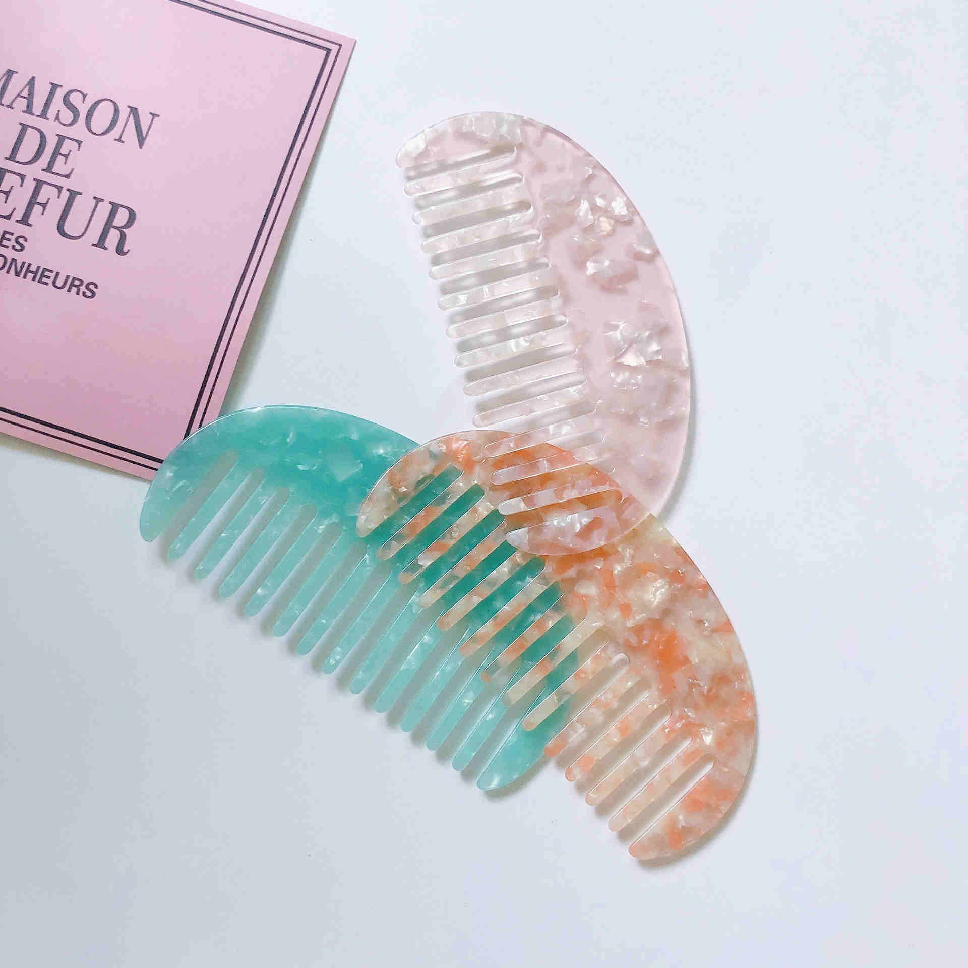 Frequent combing damages hair quality. What kind of comb is gentle on the scalp? Frequent combing damages hair quality. What kind of comb is gentle on the scalp?